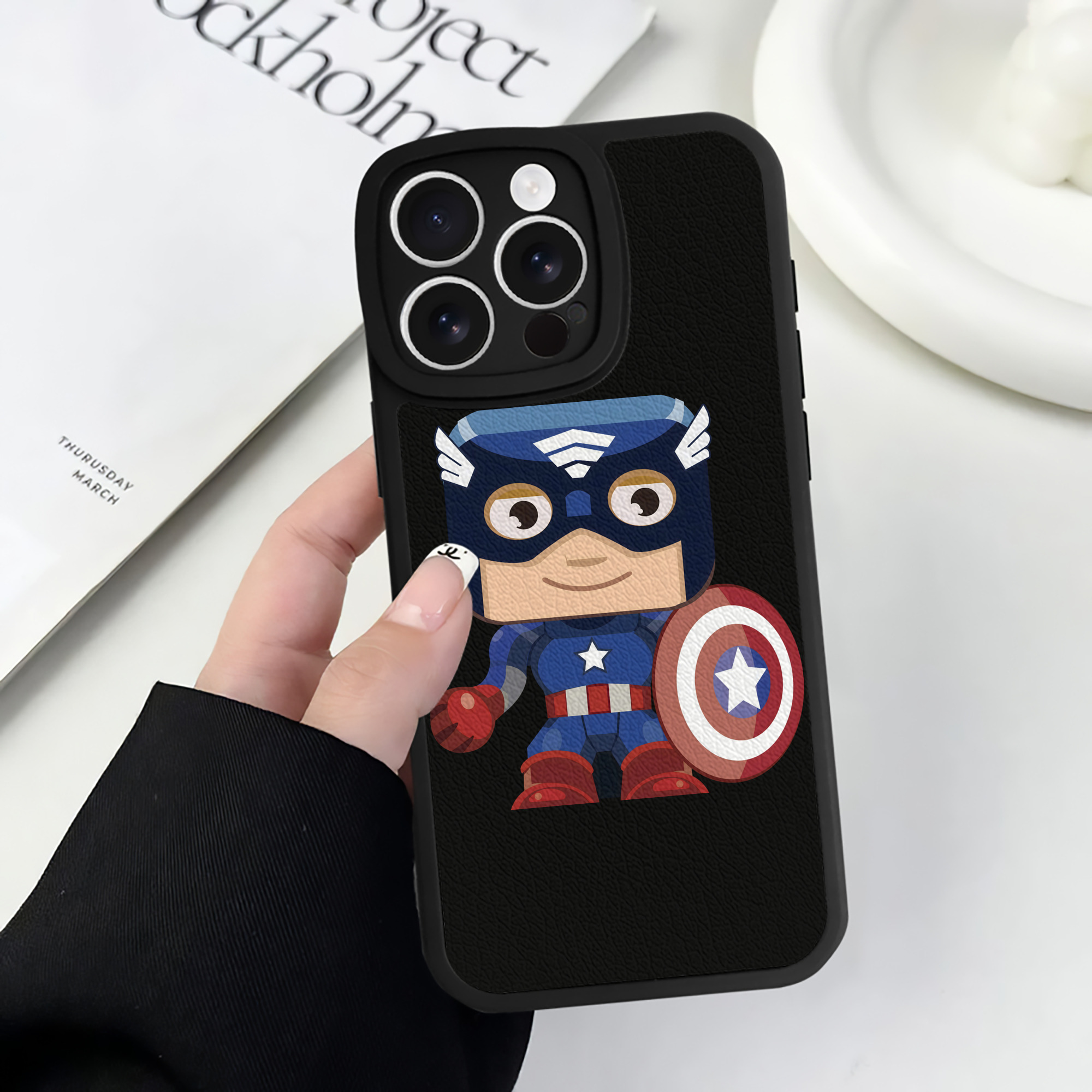 （画像用） アベンジャーズ The Avengers 【iPhone 16シリーズ対応】シリコンスマホケース（レザー調） 材質：シリコン